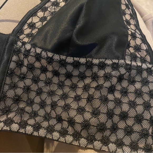 VICTORIA’S SECRET Black Triangle Satin Mesh Front Close Bralette Size Medium - Picture 8 of 8